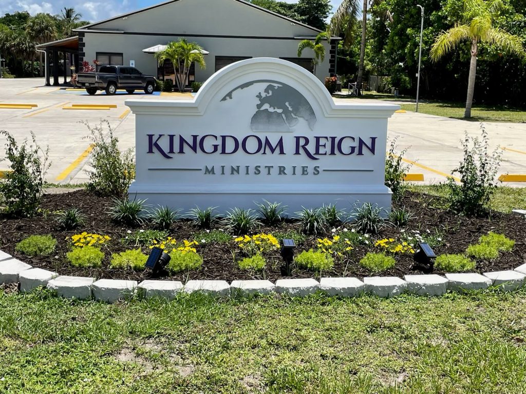 Outdoor business signs Vero Beach companies rely on for visibility, durability, and brand recognition by Design a Sign.